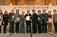 The Secretary for Labour and Welfare, Mr Matthew Cheung Kin-chung (centre), presents the Outstanding Project Award to representatives of a project awardee.