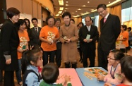 Accompanied by Dr Lam (front row, first right), Mrs Lam (front row, third right) and Mr Cheung (front row, second right) toured the Project Expo before the award presentation ceremony and observed participants of a CIIF-funded project taking part in an activity.