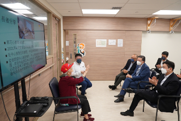 The Secretary for Labour and Welfare, Mr Chris Sun, visited elderly community care and After School Care Programme service centres on September 16 to keep abreast of care services for the young and old. Photo shows Mr Sun (first right), accompanied by the Chairman of the Lok Sin Tong Benevolent Society, Kowloon, Mr Chan Kin-ping (fourth left), and the Assistant Director of Social Welfare (Elderly), Mr Tan Tick-yee (third left), listening to an elderly person sharing on the care and rehabilitation training in his visit to Lok Sin Tong Biu Chun Day Care Centre for the Elderly.