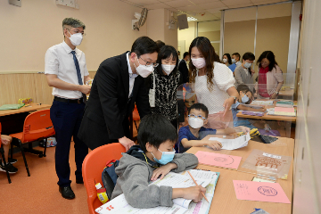 The Secretary for Labour and Welfare, Mr Chris Sun, visited elderly community care and After School Care Programme (ASCP) service centres on September 16 to keep abreast of care services for the young and old. Photo shows Mr Sun (back row, second left), accompanied by the Director of Social Welfare, Miss Charmaine Lee (back row, third left), being briefed on the ASCP for primary school students by a staff member of Chinese Evangelical Zion Church Tsz Wan Shan Zion Children and Youth Integrated Services Centre.