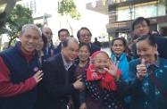 劳工及福利局局长张建宗（前排左二）出席由香港旅行社东主协会举办的「旅业爱心‧惠泽社群」送暖行动启动仪式，并联同各嘉宾与出席的一位人瑞和多位长者合照。