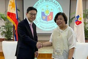 The Secretary for Labour and Welfare, Mr Chris Sun (left), called on the Secretary of Migrant Workers of the Philippines, Ms Susan Ople (right), yesterday morning (January 9) during his visit to Manila, the Philippines. They exchanged views on protecting foreign domestic helpers working in Hong Kong.