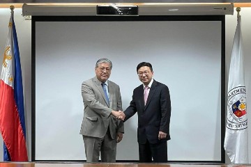 勞工及福利局局長孫玉菡(右)昨日(一月九日)下午在菲律賓馬尼拉訪問期間,拜會菲律賓外交部長恩里克.馬納羅(左),就保障在港工作的外籍家庭傭工交換意見。