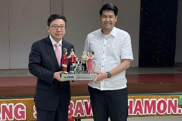 The Secretary for Labour and Welfare, Mr Chris Sun (left), called on the Officer-in-charge of the Department of Social Welfare and Development of the Philippines, Mr Eduardo Punay (right), yesterday afternoon (January 9) during his visit to Manila, the Philippines, to exchange views on issues of mutual interest.