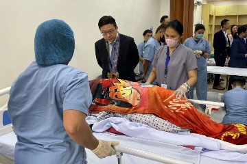 The Secretary for Labour and Welfare, Mr Chris Sun, visited a training facility under the Technical Education and Skills Development Authority this morning (January 10) during his visit to Manila, the Philippines, to take a closer look at the training of care workers. Photo shows Mr Sun (left) watching trainees changing bedding for bedridden elderly persons.