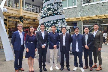 The Secretary for Labour and Welfare, Mr Chris Sun, had lunch with representatives of the Friends of the Philippines Foundation yesterday afternoon (January 9) during his visit to Manila, the Philippines, and discussed Hong Kong's initiatives to attract enterprises, investment and talent. Photo shows Mr Sun (fourth right) and the Director General of the Friends of the Philippines Foundation, Mr Luis Kho (fifth right), with participants.