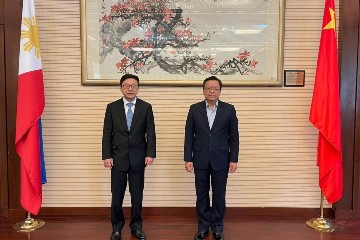 The Secretary for Labour and Welfare, Mr Chris Sun, met with the Chinese Ambassador to the Philippines, Mr Huang Xilian, this afternoon (January 10) during his visit to Manila, the Philippines, and updated him on the latest labour market and economic situation in Hong Kong. Photo shows Mr Sun (left) and Mr Huang (right).