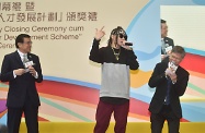 The Secretary for Labour and Welfare, Dr Law Chi-kwong (right), gave a beatboxing performance with Artiste Rico Xenophon (centre) at the Employees Retraining Board 25th Anniversary Closing Ceremony.