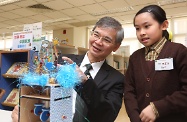 The Secretary for Labour and Welfare, Dr Law Chi-kwong, visited Wong Tai Sin District and called at Canossa Primary School (San Po Kong). Photo shows Dr Law (left) being briefed by a student on how she applied elements of STEM (science, technology, engineering, mathematics) in her work.