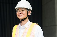 劳工及福利局局长罗致光博士示范使用安全帽连Y型帽带、反光衣及梯台等高处工作安全装备。