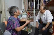The Secretary for Labour and Welfare, Mr Matthew Cheung Kin-chung (right), visits a number of elderly residents in Wong Tai Sin to understand the difficulties faced by grassroots elders and to listen to their opinion.