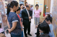 Picture shows Mr Cheung (centre) chatting with child care service users of the Fu Cheong Centre to better understand their needs.