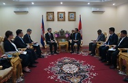 The Secretary for Labour and Welfare, Dr Law Chi-kwong, started his visit programme in Cambodia. Photo shows Dr Law (fourth left) together with the Commissioner for Labour, Mr Carlson Chan (third left), and his delegation in a meeting with the Minister of Labour and Vocational Training of Cambodia, Dr Ith Samheng (fourth right), to exchange views on enabling Cambodians to work as domestic helpers in Hong Kong.