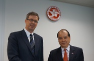 勞工及福利局局長張建宗（右）與歐洲聯盟駐香港及澳門辦事處主任彭家傑會面。