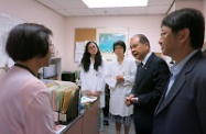 The Secretary for Labour and Welfare, Mr Matthew Cheung Kin-chung (second right), visited the Medical Social Services Units (MSSUs) in Pamela Youde Nethersole Eastern Hospital to see for himself the work of front-line medical social workers. Photo shows Mr Cheung being briefed on the daily operation of an MSSU by the officer-in-charge, Ms Li Kwai-yin (first left). On the first right is the District Social Welfare Officer (Eastern and Wan Chai), Mr Ngan Man-por.