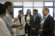 张建宗（右一）与东区尤德夫人那打素医院精神科的医务社会服务部主任杨志雄（左二）交谈，了解精神科医务社工的工作。