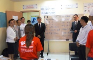 勞工及福利局局長羅致光博士繼續在柬埔寨的訪問。圖示羅致光博士（中左）聯同勞工處處長陳嘉信（中右）及代表團參觀一所為前往香港擔任家庭傭工者提供培訓的培訓中心。