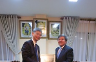勞工及福利局局長羅致光博士繼續在柬埔寨的訪問，並與柬埔寨外交與國際合作部國務秘書翁肖恩會面。圖示羅致光博士（左）向翁肖恩致送紀念品。