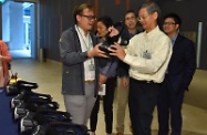 The Secretary for Labour and Welfare, Dr Law Chi-kwong, attended the recognition ceremony for 2017 Mental Health Month-cum-launch ceremony for a mini expo promoting mental wellness at the Science Park in Sha Tin. Photo shows Dr Law (second right) in a VIP exhibition tour before the ceremony and having first-hand virtual reality experience.