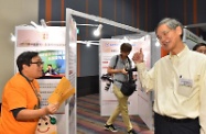 勞工及福利局局長羅致光博士出席在沙田香港科學園舉行的「2017精神健康月」嘉許禮暨「SMART心情‧好生活」微型博覽會開幕禮。圖示羅致光博士（右）於典禮前參與博覽會導覽。