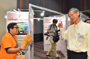 The Secretary for Labour and Welfare, Dr Law Chi-kwong, attended the recognition ceremony for 2017 Mental Health Month-cum-launch ceremony for a mini expo promoting mental wellness at the Science Park in Sha Tin. Photo shows Dr Law (right) in a VIP exhibition tour before the ceremony.