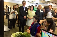 The Secretary for Labour and Welfare, Dr Law Chi-kwong, officiated at the launch ceremony of the Jockey Club SMART Family-Link Project. Speaking at the ceremony, he appealed to social welfare service providers for extensive use of information technology to improve service efficiency, providing better support to service users.