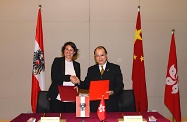香港與奧地利簽署意向聲明書，設立雙邊工作假期計劃。圖示勞工及福利局局長張建宗（右）與奧地利駐香港及澳門總領事任珮雅（左）在簽署儀式上合照。