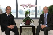 劳工及福利局局长张建宗（左）与中华人民共和国常驻联合国代表、特命全权大使刘结一（右）会面，并简介香港在劳工和社会福利方面的发展，以及与有关国际组织的联系。
