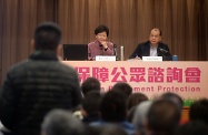 张建宗（右）与林郑月娥（左）在退休保障公众谘询会听取市民的意见。