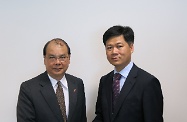 勞工及福利局局長張建宗（左）與柬埔寨駐港總領事Phan Peuv會面，就共同關注的議題交換意見。