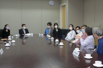 勞工及福利局局長孫玉菡今日(一月十三日)下午邀請殘疾藝術家到添馬政府總部,欣賞他們借出在勞工及福利局辦公室展出的藝術作品,並了解社會福利署「殘疾人士藝術發展基金」的運作情況。勞工及福利局常任秘書長劉焱亦有出席。圖示孫玉菡(左二)及劉焱(左一)聆聽殘疾藝術家及受基金資助的非政府機構代表分享作品背後的創作意念。