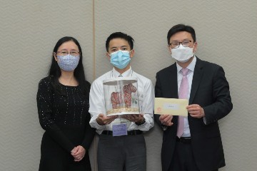 勞工及福利局局長孫玉菡今日(一月十三日)下午邀請殘疾藝術家到添馬政府總部,欣賞他們借出在勞工及福利局辦公室展出的藝術作品,並了解社會福利署「殘疾人士藝術發展基金」的運作情況。勞工及福利局常任秘書長劉焱亦有出席。圖示孫玉菡(右)及劉焱(左)與創作編織藝術作品的殘疾藝術家合照。