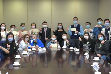 勞工及福利局局長孫玉菡今日(一月十三日)下午邀請殘疾藝術家到添馬政府總部,欣賞他們借出在勞工及福利局辦公室展出的藝術作品,並了解社會福利署「殘疾人士藝術發展基金」的運作情況。勞工及福利局常任秘書長劉焱亦有出席。圖示孫玉菡(後排左七)及劉焱(後排左八)與殘疾藝術家及受基金資助的非政府機構代表合照。