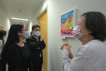 勞工及福利局局長孫玉菡今日(一月十三日)下午邀請殘疾藝術家到添馬政府總部,欣賞他們借出在勞工及福利局辦公室展出的藝術作品,並了解社會福利署「殘疾人士藝術發展基金」的運作情況。勞工及福利局常任秘書長劉焱亦有出席。圖示孫玉菡(左二)及劉焱(左一)聆聽殘疾藝術家介紹作品背後的抽象意念。
