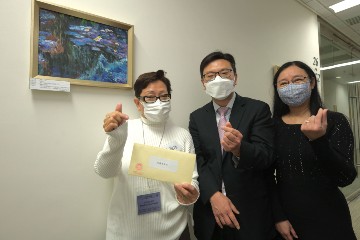 勞工及福利局局長孫玉菡今日(一月十三日)下午邀請殘疾藝術家到添馬政府總部,欣賞他們借出在勞工及福利局辦公室展出的藝術作品,並了解社會福利署「殘疾人士藝術發展基金」的運作情況。勞工及福利局常任秘書長劉焱亦有出席。圖示孫玉菡(中)及劉焱(右)與以朦朧景緻為其作品主題的殘疾藝術家合照。