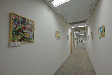 勞工及福利局局長孫玉菡今日(一月十三日)下午邀請殘疾藝術家到添馬政府總部,欣賞他們借出在勞工及福利局辦公室展出的藝術作品,並了解社會福利署「殘疾人士藝術發展基金」的運作情況。勞工及福利局常任秘書長劉焱亦有出席。圖示勞工及福利局辦公室走廊展出的作品。