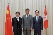 行政长官梁振英（中）与新任发展局局长马绍祥（右）和新任劳工及福利局局长萧伟强（左）合照。