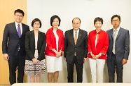 The Secretary for Labour and Welfare, Mr Matthew Cheung Kin-chung, is pictured with the Singapore Delegation and representatives of Consulate-General of Singapore. From left: Vice-Consul of Singapore (Political), Mr Howard Fu; Permanent Secretary for Labour and Welfare, Miss Annie Tam; Senior Minister of State, Ministry of Culture, Community and Youth of Singapore, Ms Sim Ann; Mr Cheung; Minister for Culture, Community and Youth of Singapore, Ms Grace Fu; and Consul-General of Singapore, Mr Jacky Foo.