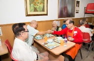 张建宗（右一）在一所社区饭堂与长者共晋午餐。