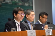 The Secretary for Labour and Welfare, Mr Stephen Sui (left), attended a press conference on the general framework on working hours policy to briefly introduce the relevant recommendations and measures. Picture shows Mr Sui answering a question raised by a reporter.