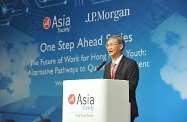 The Secretary for Labour and Welfare, Dr Law Chi-kwong, attended a forum on “The Future of Work for Hong Kong Youth: Alternative Pathways to Quality Employment” organised by Asia Society Hong Kong Center and JP Morgan. Photo shows Dr Law delivering opening remarks at the forum.
