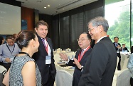 The Secretary for Labour and Welfare, Dr Law Chi-kwong, attended a forum on “The Future of Work for Hong Kong Youth: Alternative Pathways to Quality Employment” organised by Asia Society Hong Kong Center and JP Morgan. Photo shows Dr Law (first right) interacting with other attendees.
