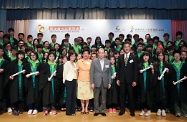 张建宗（右六）、香港青年工业家协会会长李沛良（右五）及香港青少年服务处执行委员会主席谭张洁凝（左六）与参与计划的青少年合照。