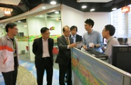 张建宗（左三）与商务会员交谈，了解他们如何受惠于中心的服务发展自雇业务。