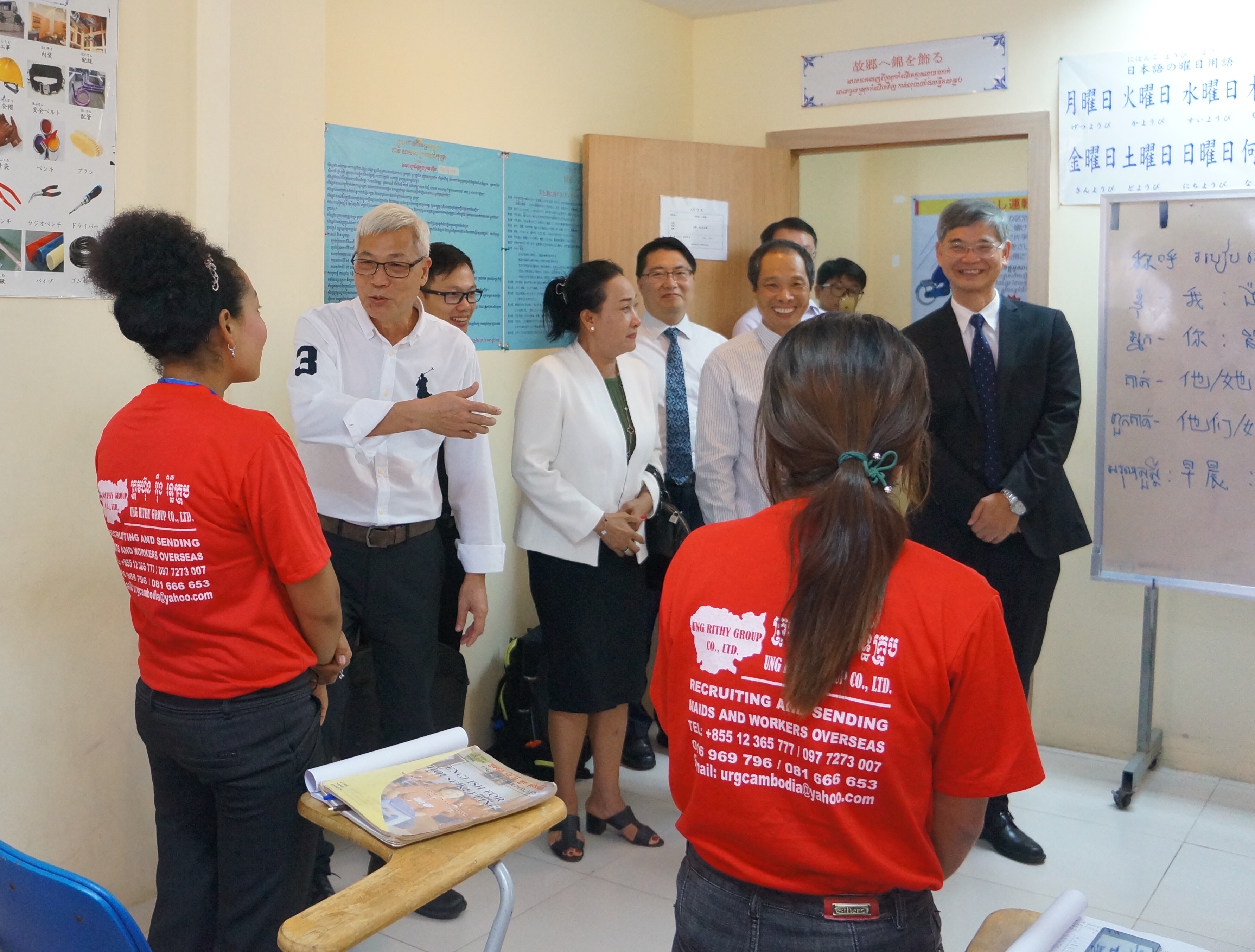 勞工及福利局局長羅致光博士（右一）在柬埔寨訪問期間，參觀一所為前往香港擔任家庭傭工者提供培訓的培訓中心。
