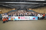 The Secretary for Labour and Welfare, Dr Law Chi-kwong, attended the presentation ceremony of Project WeCan Job Tasting Programme. Picture shows Dr Law (second row, ninth left) and the Chairman of Project WeCan Committee, Mr Stephen Ng (second row, tenth left), with project participants and other guests.