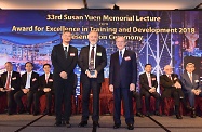 The Secretary for Labour and Welfare, Dr Law Chi-kwong, officiated and spoke at the 33rd Susan Yuen Memorial Lecture and Award for Excellence in Training and Development 2018 Presentation Ceremony organised by the Hong Kong Management Association. The Award aims at giving recognition to trainers and organisations for their contribution on training and development to business performance. Among other awardees, Dr Law presented the award to the Direction Association for the Handicapped which he called at in his district visit to Sai Kung in the afternoon.
