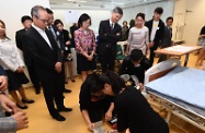 The Secretary for Home Affairs, Mr Lau Kong-wah; the Secretary for Labour and Welfare, Dr Law Chi-kwong; and the Secretary for Food and Health, Professor Sophia Chan, visited Kwai Tsing District. Photo shows Mr Lau (centre left), Dr Law (centre right) and Professor Chan (centre) touring the Open University of Hong Kong Li Ka Shing Institute of Professional and Continuing Education and watching a student demonstration.