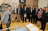 The Secretary for Home Affairs, Mr Lau Kong-wah; the Secretary for Labour and Welfare, Dr Law Chi-kwong; and the Secretary for Food and Health, Professor Sophia Chan, visited Kwai Tsing District. Photo shows Mr Lau (fourth right), Dr Law (first right) and Professor Chan (second right) touring a mock-up ward room at the Open University of Hong Kong Li Ka Shing Institute of Professional and Continuing Education to learn about its health care training programmes.