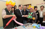 The Secretary for Labour and Welfare, Mr Matthew Cheung Kin-chung (fourth left), visited Wong Tai Sin. Photo shows Mr Cheung (fourth left), accompanied by the District Officer (Wong Tai Sin), Mrs Angel Choi (second left), touring the Ho Chui District Community Centre for Senior Citizens operated by Sik Sik Yuen and watching balloon twisting demonstrations by elderly members of the centre.